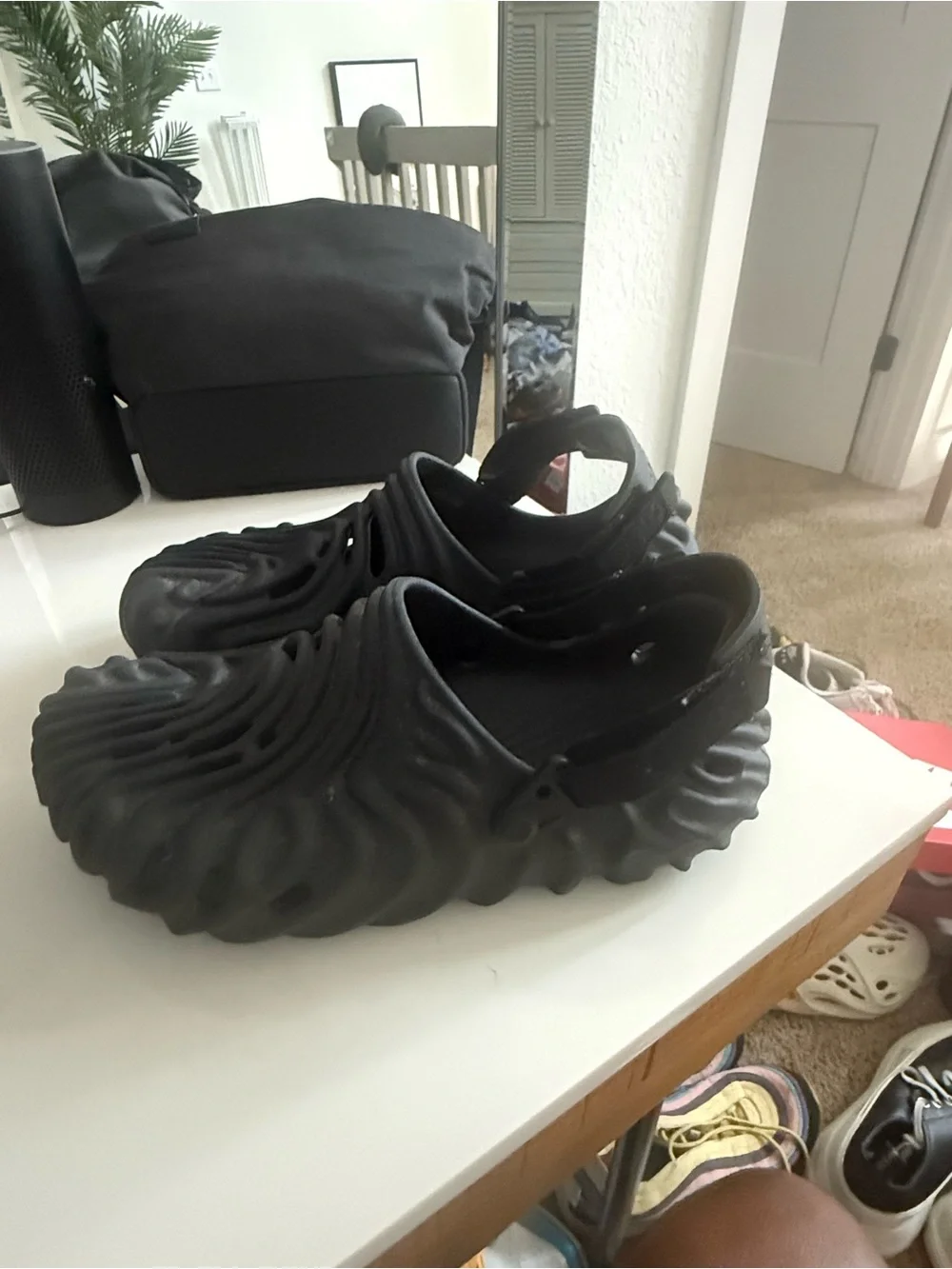 CROCS Men's Black Textured Slip-On Clogs